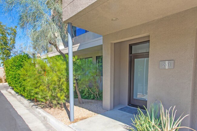 Building Photo - Biltmore Colony 2 Bed / 2 Bath Townhome