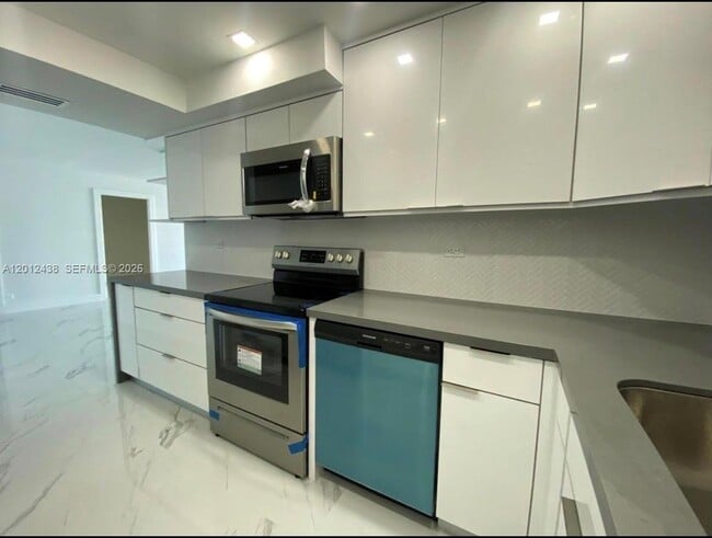 Building Photo - 6039 Collins Ave