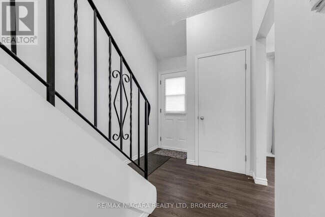 Photo du bâtiment - 100 Brownleigh Ave