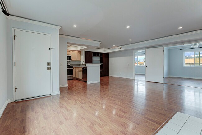 Foto del edificio - 10119 Pinewood Ave