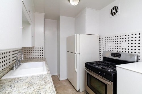 Building Photo - 1712 E 1st St