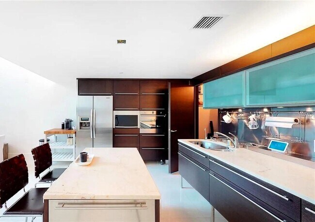 Foto del edificio - 6000 Collins Ave