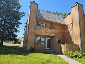 Building Photo - 9 River Dr