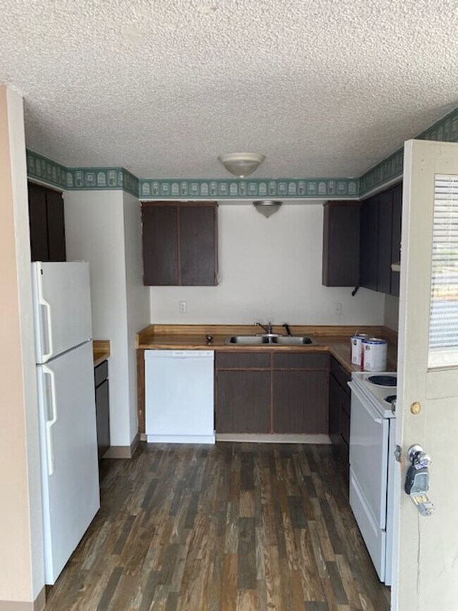 Building Photo - Single Level 2 Bedroom House with Huge Fen...