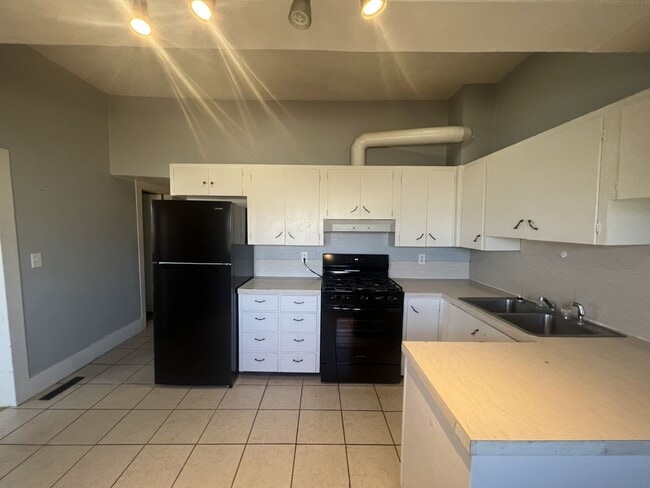 Building Photo - COMING SOON: Cute 2 Bedroom/ 2 bathroom ho...