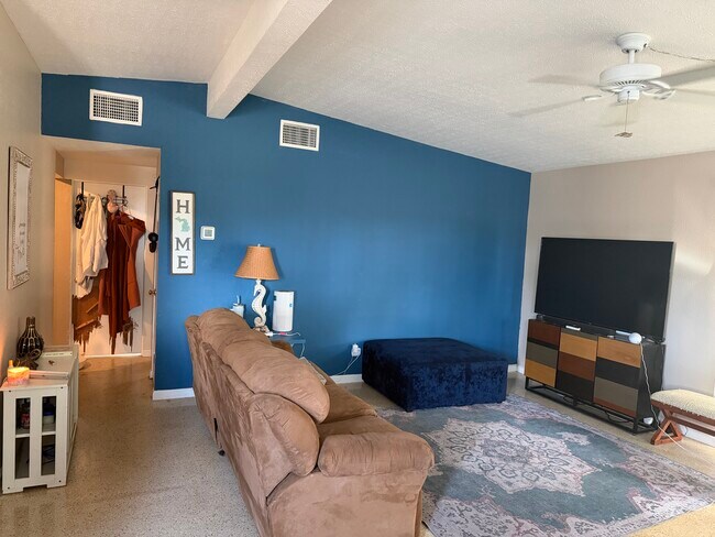 Foto del edificio - 329 Glen Oak Rd
