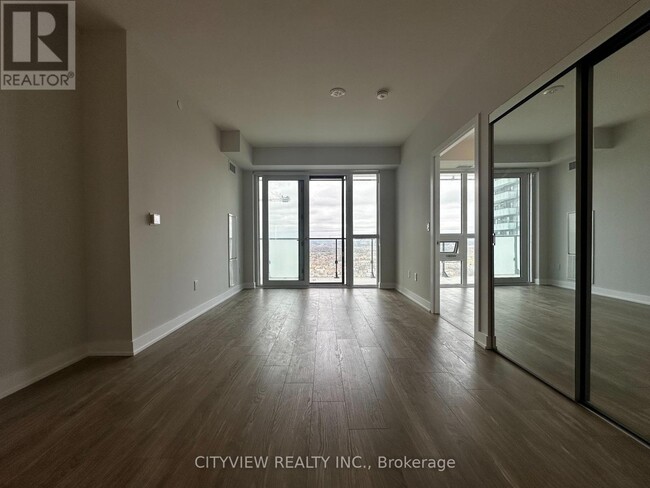 Photo du bâtiment - 430-2430 Square One Dr