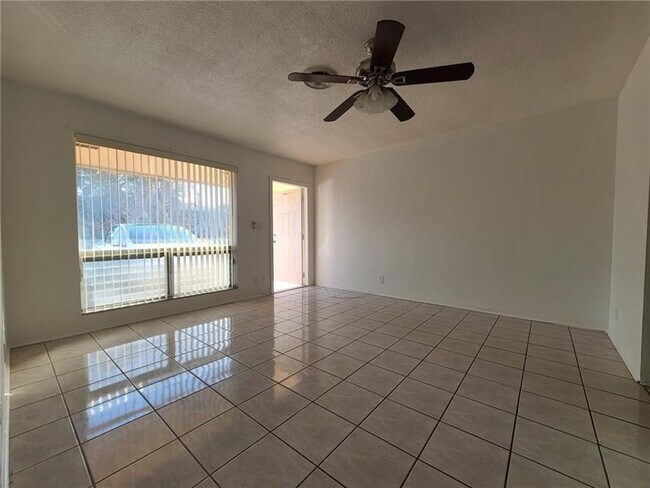 Foto del edificio - 1851 NE 56th St
