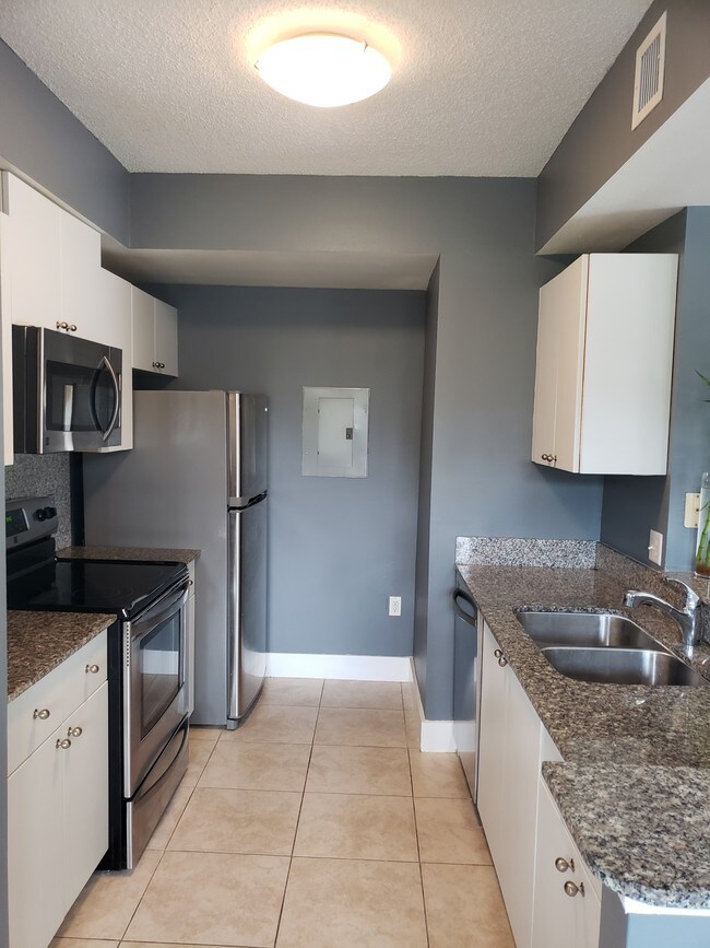 Foto del edificio - 2492 Centergate Dr