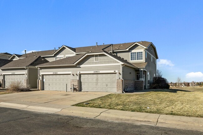 Foto del edificio - Spacious End Unit Townhome