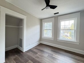 Building Photo - 836 S Broadway Ave