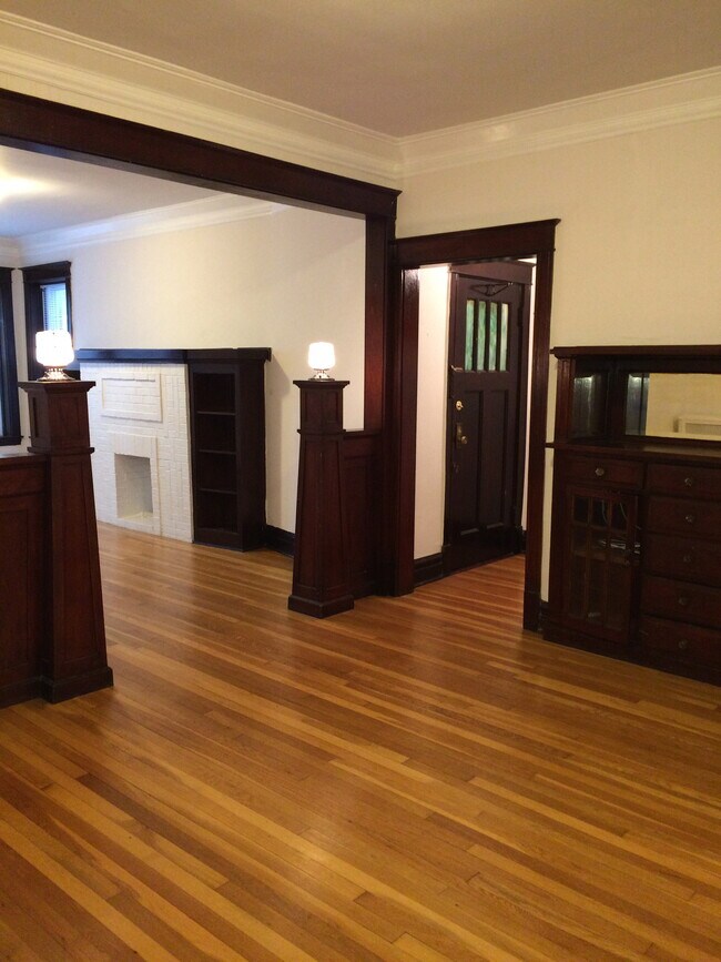 Entrada - 2602 W Winona St