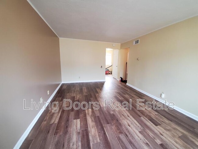 Building Photo - 305 S 47th St