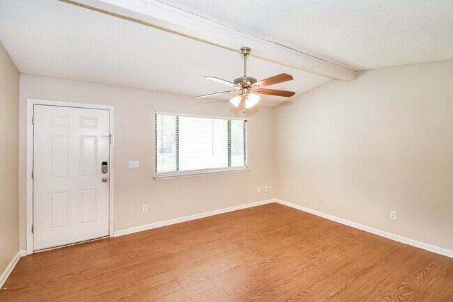 Foto del edificio - 8442 Finwood Ave