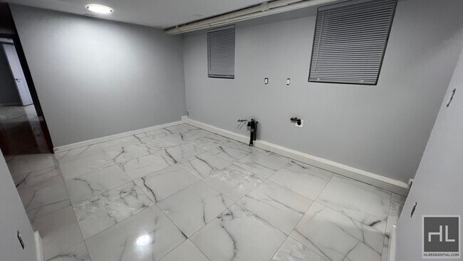 Foto del edificio - GUT RENOVATED  BEAUTIFUL 2 BEDROOMS EAST 4...