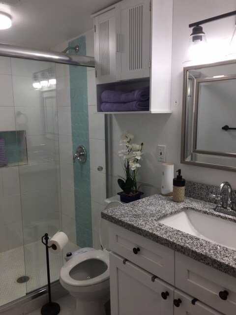 Ducha amplia - 5611 Chartres St