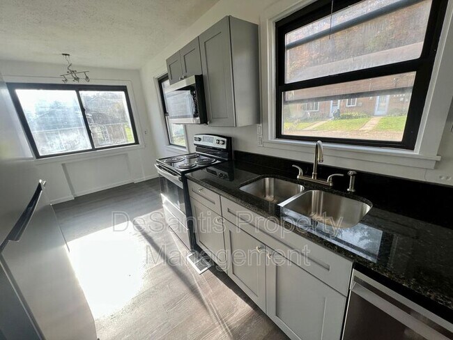 Foto del edificio - 135 McGovern Blvd