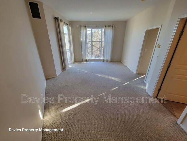 Photo du bâtiment - 4831-104A 104a St NW