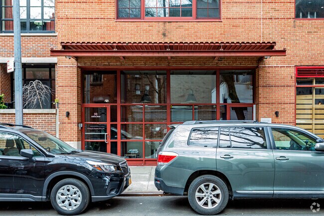 Entrada - 202 Spring St