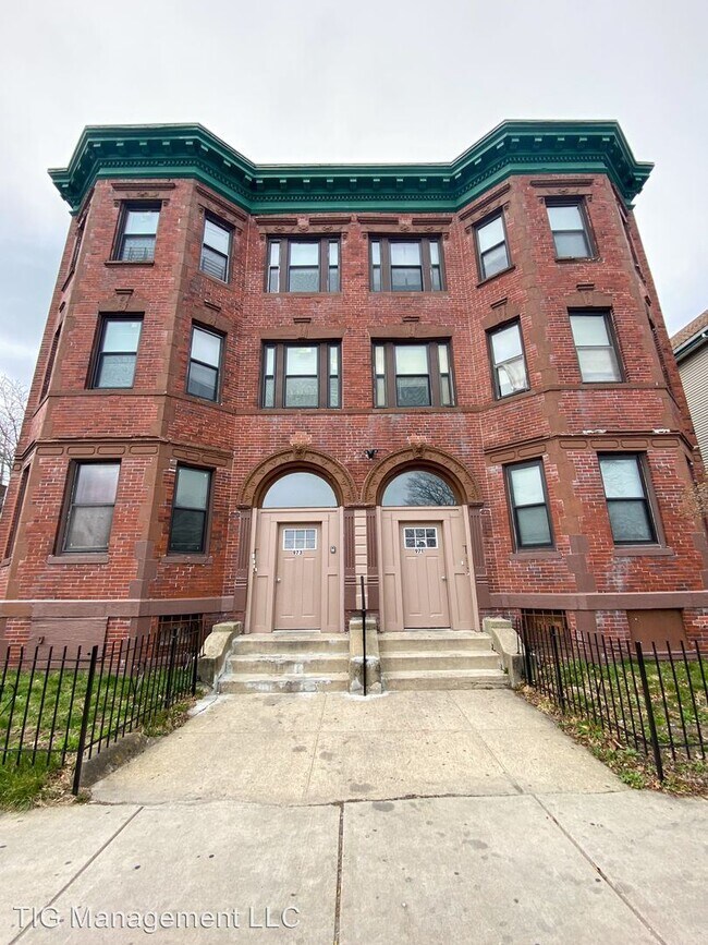 Foto del edificio - 971-973 Blue Hill Avenue