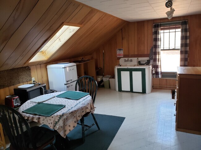 Photo - 613 E College St House