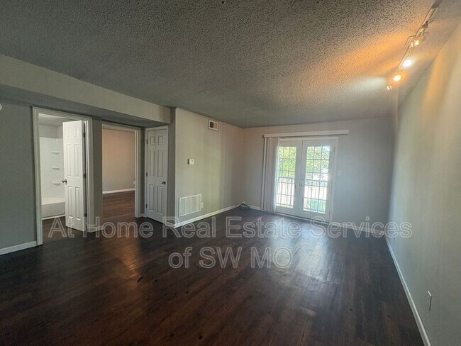 Building Photo - 712 E Sunshine St