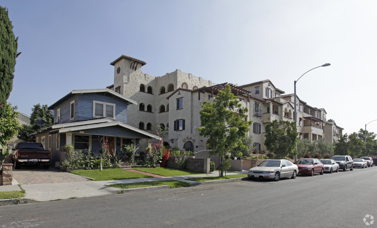 Primary Photo - Elm Street Commons
