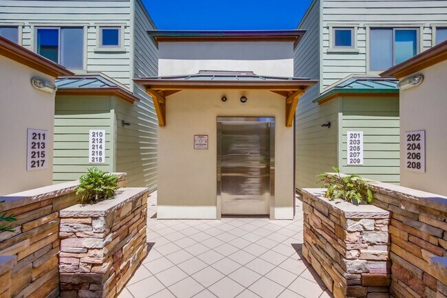 Foto del edificio - Steps From The Beach w/ All Utilities Included Available Jan - May 2025