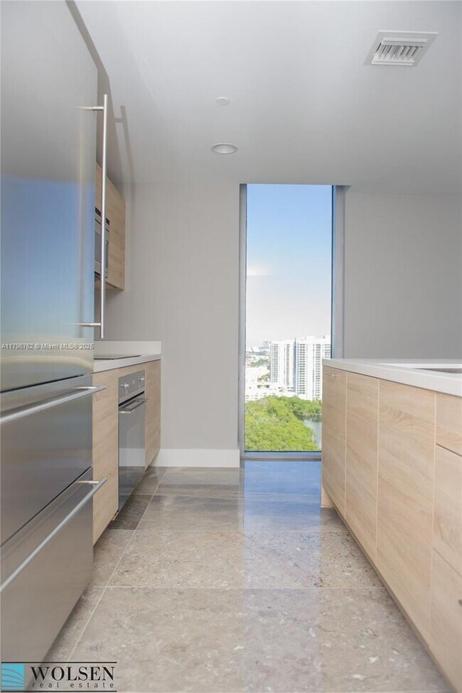 Foto del edificio - 16385 Biscayne Blvd