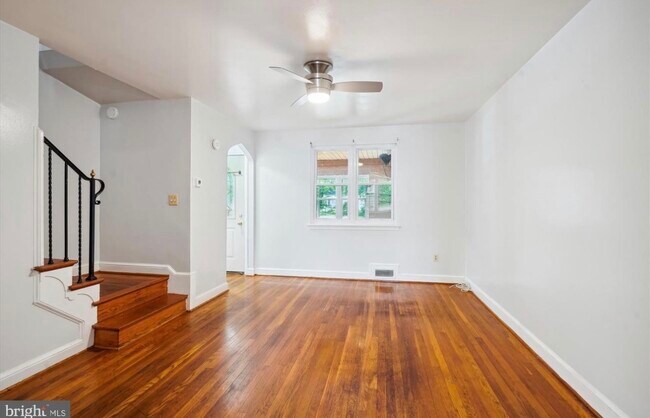 Sala de estar n.° 3 - 104 Lynhaven Dr