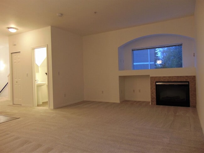 Building Photo - Lovely and Spacious 2 BR/1.75 BA Kirkland ...
