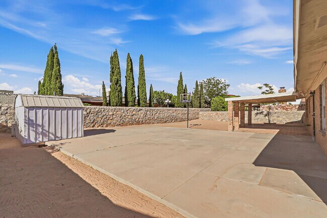Foto del edificio - 3 bed 2 bath house with a studio