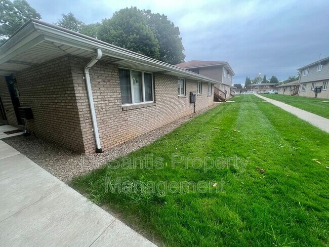 Building Photo - 215 Lunar Ln