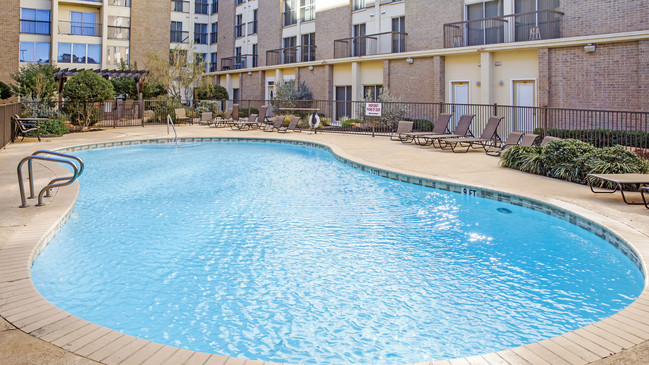 Piscina con estilo de centro turístico - ULofts Apartments