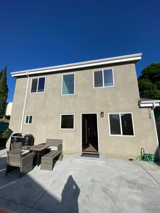 Foto principal - 1208 N Alexandria Ave