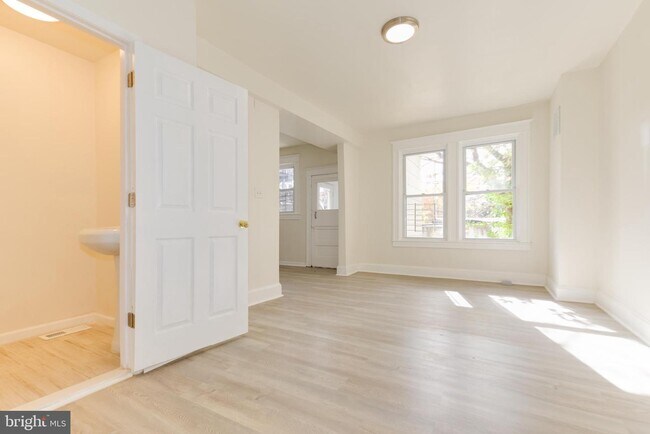 Building Photo - 321 E University Pkwy