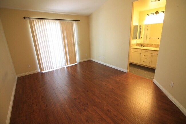 Foto del edificio - 2 bedroom end unit townhouse