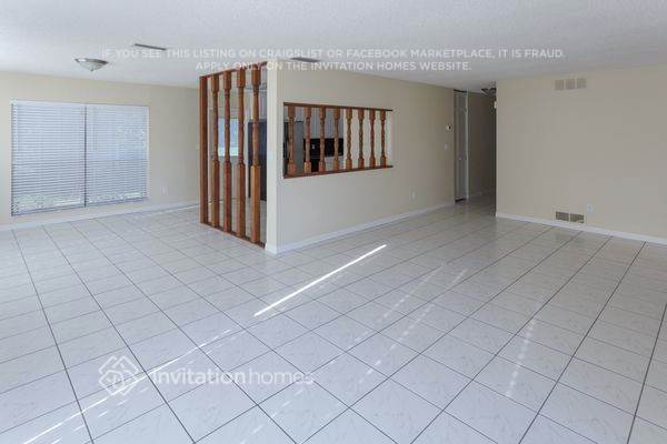Building Photo - 621 NE Helicon Ln