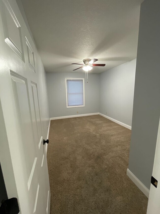 Foto del edificio - 3 large bedrooms with large closets & 2 fu...