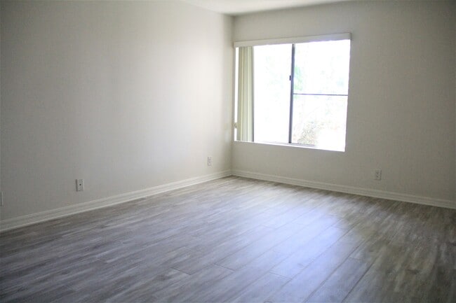 Large Bedroom - 10206 Summertime Ln
