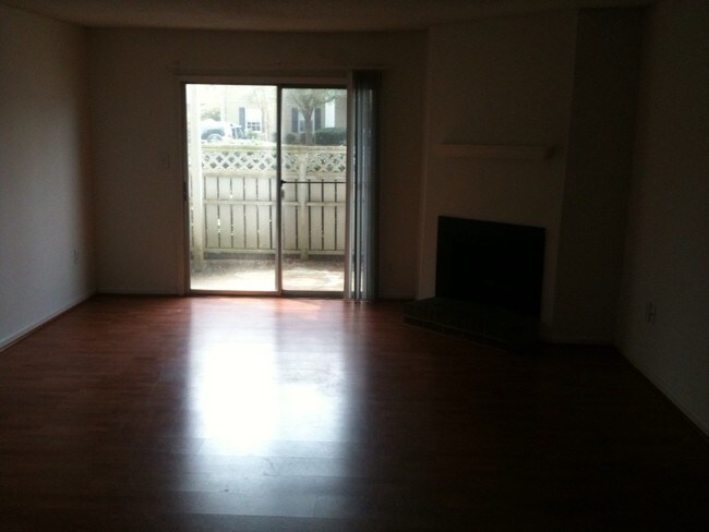 Foto del edificio - 1402 Camp Rd