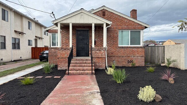 Building Photo - 3 Bedroom 1 Bath House in Oakland -- Coming Soon!!!