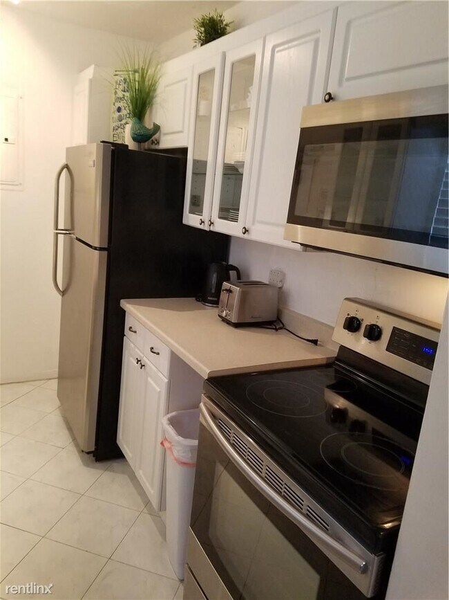 Building Photo - 2 br, 2 bath  - 2615 NE 33rd Ave