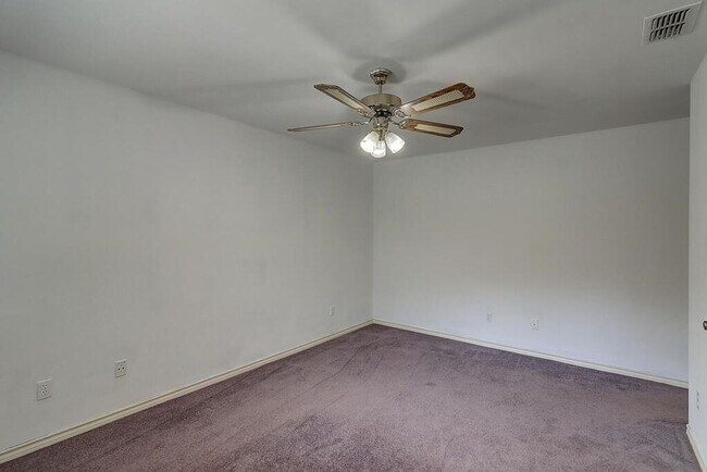 Foto del edificio - 4321 Holly Ridge Dr