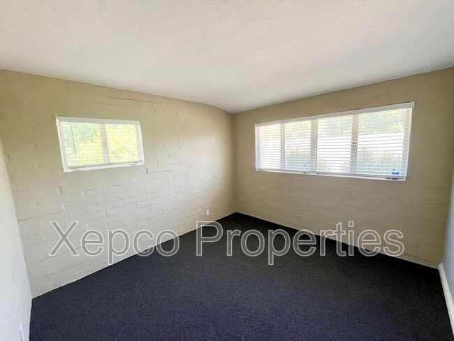Building Photo - 1680 E Mesquite Ave