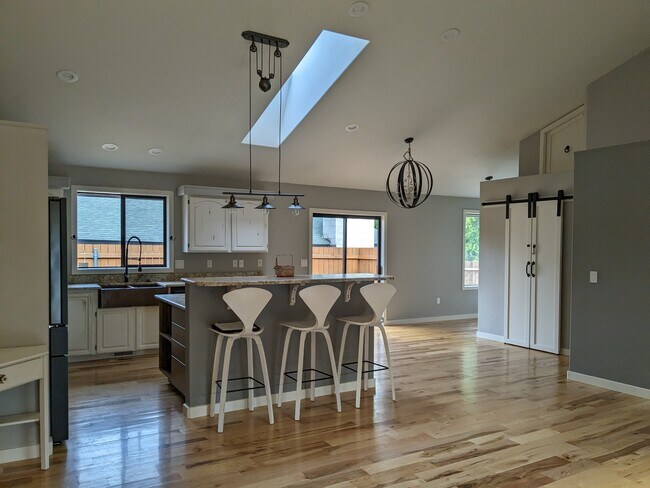 Building Photo - 100 Meadowsweet Pl