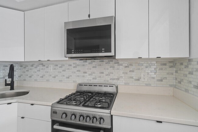 Building Photo - 4017 Hudson Ave