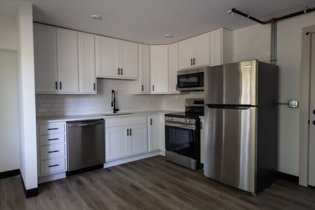 Building Photo - $1,450 / 2br - 560ft2 - RENOVATED 2BD, 1BA...