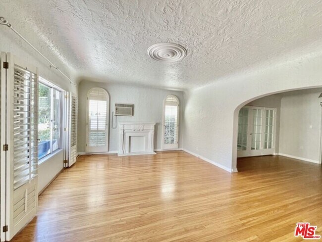 Foto del edificio - 227 N Swall Dr