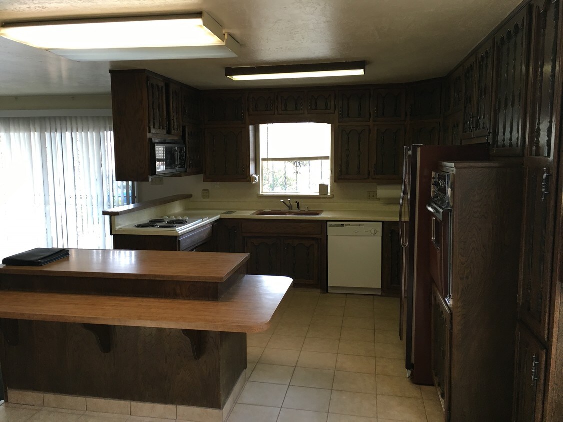 Large (1100sf) Unit Kitchen - 601-603 San Pedro Dr SE